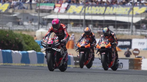 JEREZ DE LA FRONTERA, SPAIN - APRIL 29: Aleix Espargaro of Spain and Aprilia Racing leads the field during the MotoGP Of Spain - Sprint on April 29, 2023 in Jerez de la Frontera, Spain. (Photo by Mirco Lazzari gp/Getty Images)