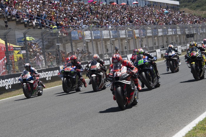 JEREZ DE LA FRONTERA, SPAIN - APRIL 29: The MotoGP riders start from the grid during the MotoGP Of Spain - Sprint on April 29, 2023 in Jerez de la Frontera, Spain. (Photo by Mirco Lazzari gp/Getty Images)
