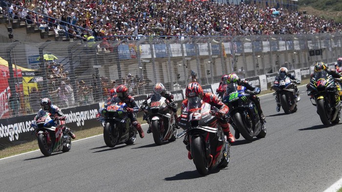 JEREZ DE LA FRONTERA, SPAIN - APRIL 29: The MotoGP riders start from the grid during the MotoGP Of Spain - Sprint on April 29, 2023 in Jerez de la Frontera, Spain. (Photo by Mirco Lazzari gp/Getty Images)
