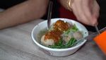Seuhah! Momen Nikita Mirzani Makan Bakso Super Pedas Bareng Antonio Dedola