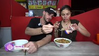 Antonio Dedola juga tak keberatan untuk mencicipi bakso yang berlimpah sambalnya. Tak lupa, Nikita Mirzani juga menambahkan garam untuk rasa asinnya. Foto: YouTube/Crazy Nikmir