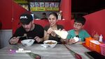 Seuhah! Momen Nikita Mirzani Makan Bakso Super Pedas Bareng Antonio Dedola