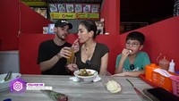 Setelah menghabiskan semangkuk bakso yang pedas, dirinya sampai menangis. Antonio Dedola dengan sigap memberikan minuman kepada Nikita Mirzani untuk membasuh mulutnya. Foto: YouTube/Crazy Nikmir