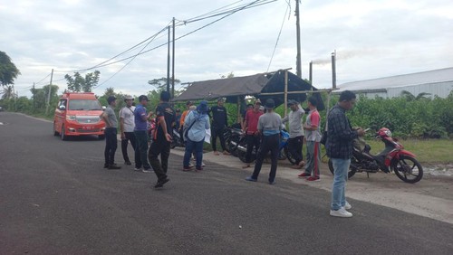 Petugas dari BNPB dan BPBD Jembrana saat melakukan pemetaan desa rentan bencana tsunami di Desa Perancak, Kecamatan Jembrana, Kabupaten Jembrana, Sabtu (29/4/2023).