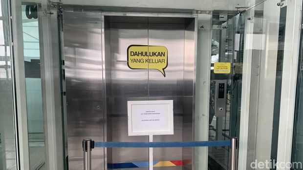 Penampakan lift lokasi penemuan mayat wanita yang jatuh dari lift Bandara Kualanamu.