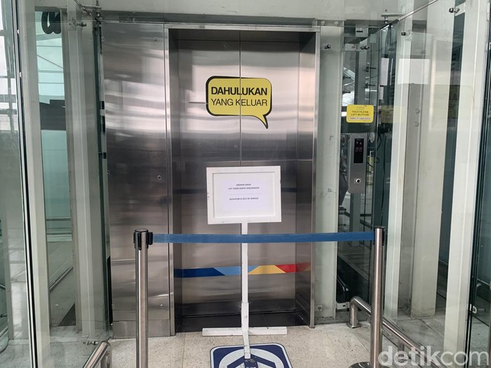 Penampakan lift lokasi penemuan mayat wanita yang jatuh dari lift Bandara Kualanamu.