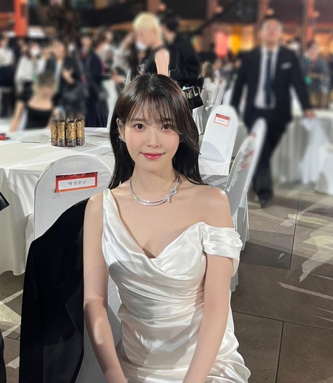 IU memilih riasan wajah tipis dan minimalis dengan pulasan lipstik bernuansa peach. Foto: Instagram/@dlwlrma