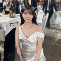 IU memilih riasan wajah tipis dan minimalis dengan pulasan lipstik bernuansa peach. Foto: Instagram/@dlwlrma