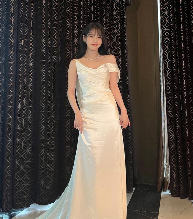 Gaun rancangan desainer yang berbasis di Los Angeles tersebut berpotongan A-line dengan ekor panjang menyapu lantai. Foto: Instagram/@dlwlrma