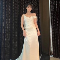 Gaun rancangan desainer yang berbasis di Los Angeles tersebut berpotongan A-line dengan ekor panjang menyapu lantai. Foto: Instagram/@dlwlrma