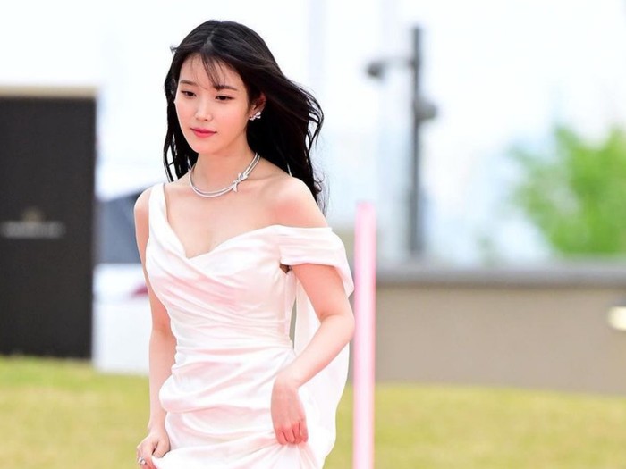 Penampilan IU di Baeksang Awards 2023.