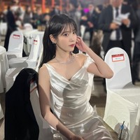 Rambutnya pun tak ditata berlebihan. Rambut panjangnya digerai dan diberi sedikit volume, dengan poni tipis. Foto: Instagram/@dlwlrma