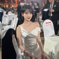 Kalung memiliki detail unik berbentuk pita di bagian sampingnya. Foto: Instagram/@dlwlrma