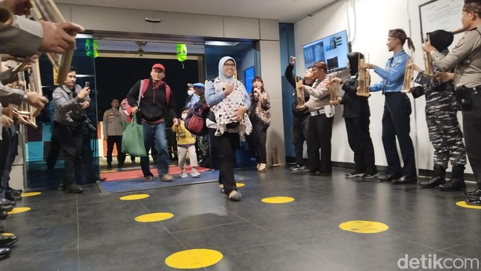 Penumpang terakhir arus balik di Bandara Husein Sastranegara Bandung disambut alunan angklung.