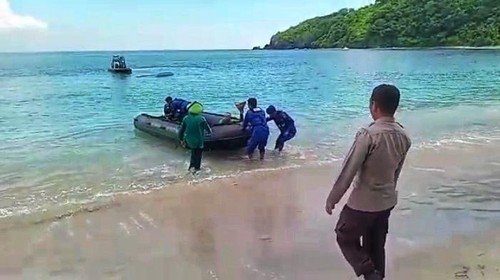 Perahu tiga nelayan asal Mataram tenggelam di Perairan Pantai Nipah Lombok Utara, Minggu (30/4/2023). Foto: istimewa.