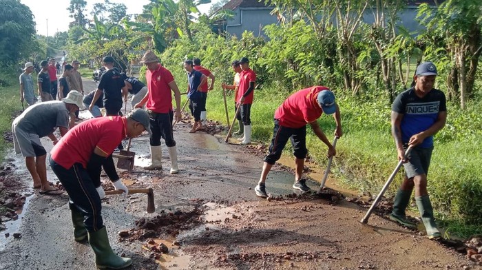 Perbaikan jalan rusak di Kelurahan Lelateng, Kecamatan Negara, Kabupaten Jembrana yang dilakukan swadaya dan gotong royong warga setempat, Minggu (30/4/2023). (I Putu Adi Budiastrawan/detikBali).