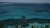 Providencia menawarkan pantai yang menakjubkan dengan pasir putih halus dan perairan biru kehijauan yang dipenuhi kehidupan biota laut yang beragam.