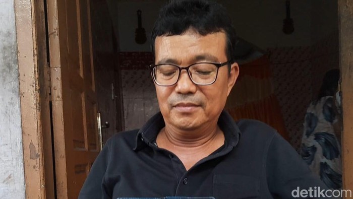 Pihak keluarga menunjukkan foto korban wanita tewas di Bandara Kualanamu.