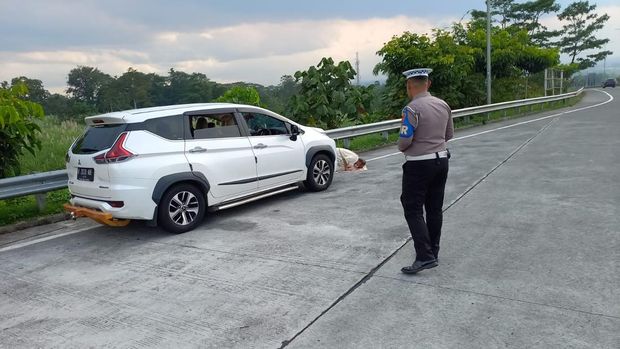 Pria Arab salat di bahu Tol Singosari dikawal polisi