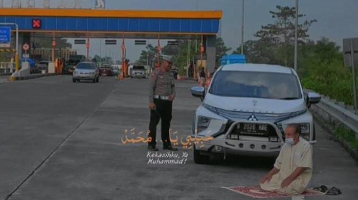Pria Arab salat di bahu Tol Singosari dikawal polisi