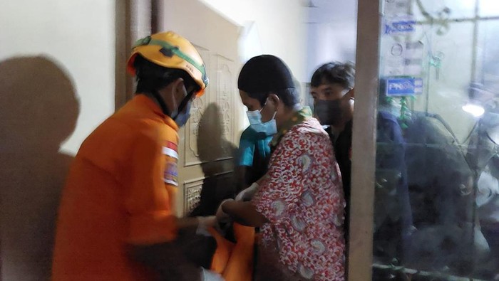 Proses evakuasi pasutri di Jember yang ditemukan meninggal dunia di dalam rumah