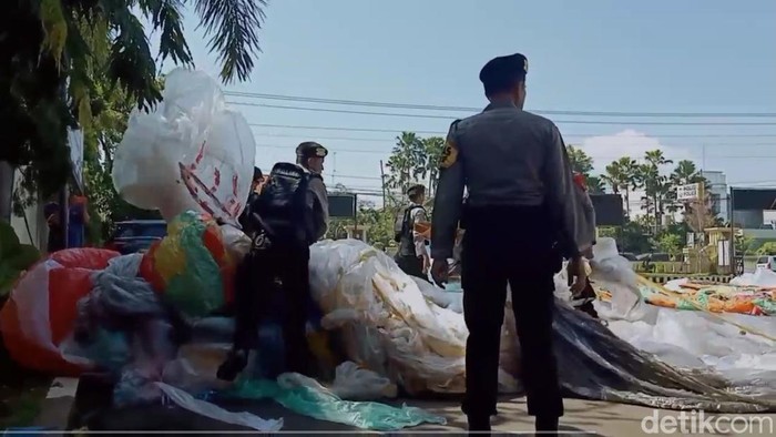 Ratusan balon udara dan petasan jumbo 12 kg di Kota Pekalongan disita polisi, Minggu (30/4/2023).