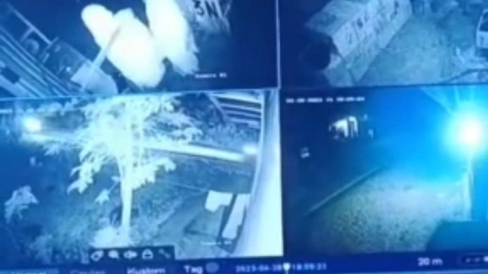 Rekaman CCTV OTK bermukena aniaya emak-emak di Tana Toraja, Sulsel.