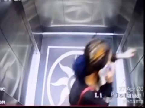 Rekaman CCTV yang beredar saat wanita bernama Aisiah yang ditemukan tewas di Bandara Kualanamu berada di dalam lift sebelum terjatuh.