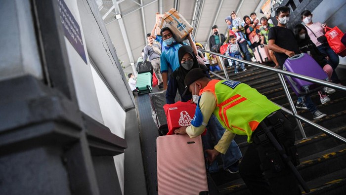 Ribuan Pemudik Mulai Berdatangan di Pasar Senen Hari Ini Penumpang kereta api tiba di Stasiun Pasar Senen, Jakarta, Minggu (30/4/2023). Menurut data KAI Daop 1 Jakarta, pada Minggu 30 April 2023 sebanyak 16.900 pemudik tiba saat arus balik di Stasiun Pasar Senen. ANTARA FOTO/Sigid Kurniawan/nz.