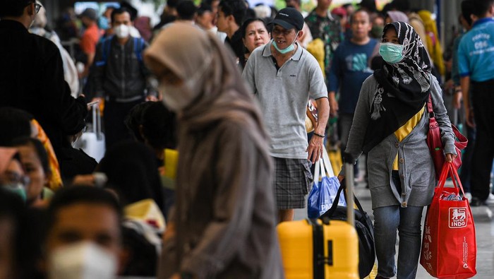 Penumpang kereta api tiba di Stasiun Pasar Senen, Jakarta, Minggu (30/4/2023). Menurut data KAI Daop 1 Jakarta, pada Minggu 30 April 2023 sebanyak 16.900 pemudik tiba saat arus balik di Stasiun Pasar Senen. ANTARA FOTO/Sigid Kurniawan/nz.
