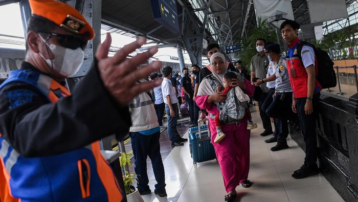 Penumpang kereta api tiba di Stasiun Pasar Senen, Jakarta, Minggu (30/4/2023). Menurut data KAI Daop 1 Jakarta, pada Minggu 30 April 2023 sebanyak 16.900 pemudik tiba saat arus balik di Stasiun Pasar Senen. ANTARA FOTO/Sigid Kurniawan/nz.