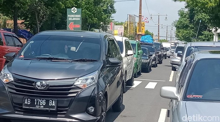 Ruas Jalan Jogja-Solo di Klaten macet siang ini. Kemacetan ini diduga karena arus balik Lebaran gelombang kedua. Foto diunggah Minggu (30/4/2023).