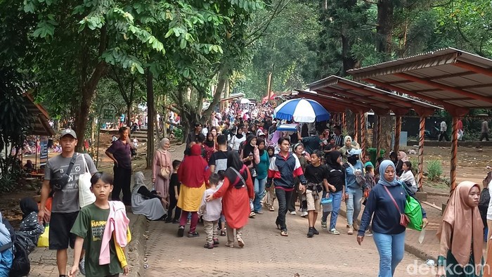 Situasi 116 ribu pengunjung padati Taman Margasatwa Ragunan (Adrial/detikcom)