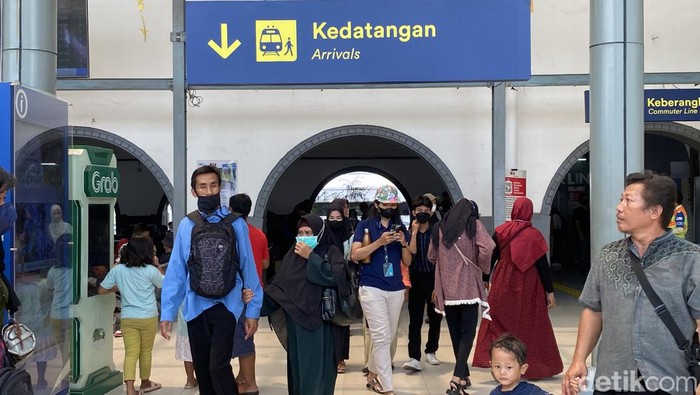 Situasi arus balik mudik di Stasiun Senen pada 30 April 2023 (Devi/detikcom)