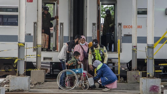 Penumpang berjalan saat tiba di Stasiun Kiaracondong, Bandung, Jawa Barat, Minggu (30/4/2023). PT KAI Daop 2 mencatat untuk sementara jumlah kedatangan penumpang kereta api jarak jauh yang tiba di seluruh Stasiun wilayah operasi pada arus balik susulan libur Lebaran 30 April 2023 mencapai 16.262 orang dan keberangkatan penumpang  mencapai 15.232 orang. ANTARA FOTO/Novrian Arbi/foc.