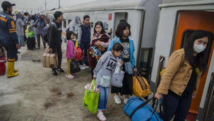Situasi Arus Balik Susulan di KA Bandung Penumpang berjalan saat tiba di Stasiun Kiaracondong, Bandung, Jawa Barat, Minggu (30/4/2023). PT KAI Daop 2 mencatat untuk sementara jumlah kedatangan penumpang kereta api jarak jauh yang tiba di seluruh Stasiun wilayah operasi pada arus balik susulan libur Lebaran 30 April 2023 mencapai 16.262 orang dan keberangkatan penumpang mencapai 15.232 orang. ANTARA FOTO/Novrian Arbi/foc.