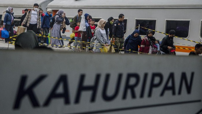 Penumpang berjalan saat tiba di Stasiun Kiaracondong, Bandung, Jawa Barat, Minggu (30/4/2023). PT KAI Daop 2 mencatat untuk sementara jumlah kedatangan penumpang kereta api jarak jauh yang tiba di seluruh Stasiun wilayah operasi pada arus balik susulan libur Lebaran 30 April 2023 mencapai 16.262 orang dan keberangkatan penumpang  mencapai 15.232 orang. ANTARA FOTO/Novrian Arbi/foc.