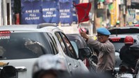 Salah satu persimpangan menuju ke arah Cihudeung, Bandung Barat dijaga ketat polisi agar arus lalu lintas di jalan itu teratur (Foto: Wisma Putra/detikJabar).