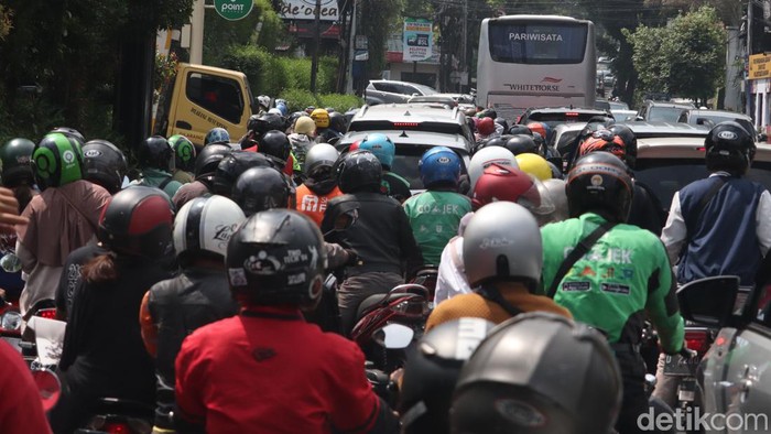 Situasi di Jalan Setiabudi Bandung.