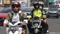 Kepadatan arus lalu lintas mulai terpantau dari Jalan dr Djundjunan yang mengarah ke Jalan Setiabudi. Kendaraan didominasi dari luar Kota Bandung. (Foto: Wisma Putra/detikJabar).