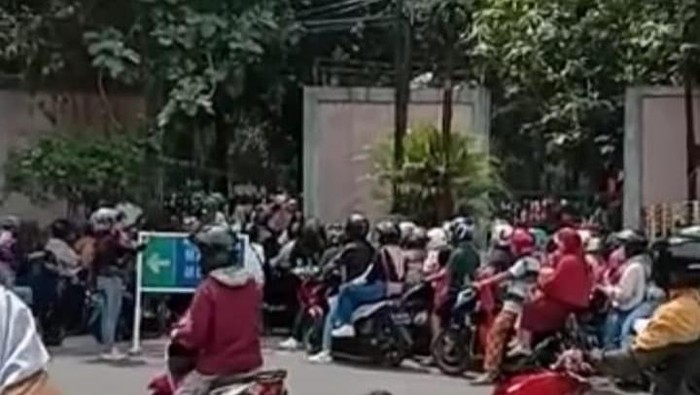 SItuasi di Taman Margasatwa Ragunan, Jaksel (Tangkapan layar video yang diunggah akun TMC Polda Metro).