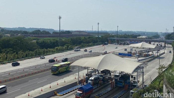 Situasi lalin di Gerbang Tol Cikatama, 30 April 2023 (Wildan/detikcom)