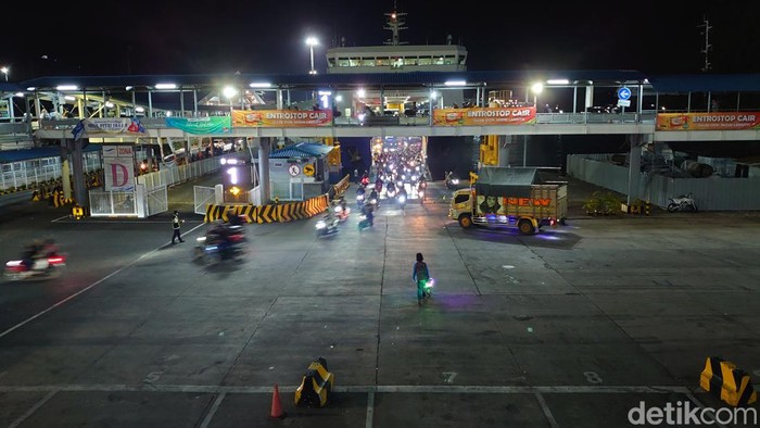 Suasana Pelabuhan Merak, Minggu (30/4) malam