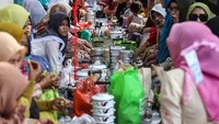 Selain itu, para warga juga melakukan makan bersama sebagai rangkaian napak tilas suasana Lebaran pada tempo dulu. 