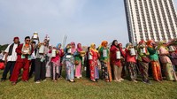Dalam kegiatan ini, warga pun menggunakan pakaian khas betawi.