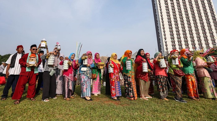 Suasana Silaturahmi Tempo Doeloe dengan Lebaran Kukusan di Depok Sejumlah warga membawa rantang makanan saat mengikuti Lebaran Kukusan di Kawasan Kukusan, Depok, Jawa Barat, Minggu (30/4/2023). Kegiatan silahturahmi tersebut bertemakan Lebaran Kukusan dengan kegiatan pawai rantangan dan makan bareng sebagai rangkaian napak tilas suasana Lebaran pada tempo dulu. ANTARA FOTO/Asprilla Dwi Adha/foc.