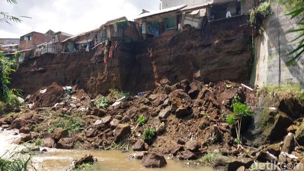 Tanah Longsor menyebabkan Belasan Rumah Terdampak di Kota Malang