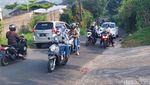 Momen Kendaraan Gagal Taklukkan Terjalnya Tanjakan Naga Lembang