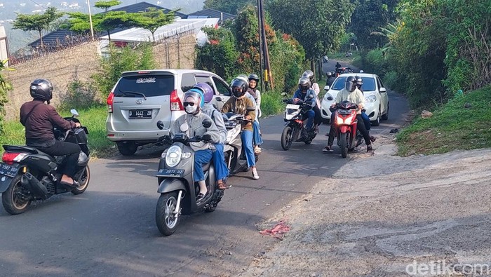 Tanjakan Naga di Lembang, Bandung Barat.