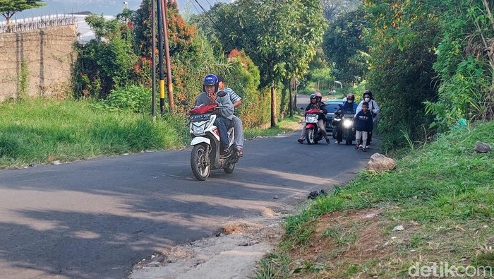 Tanjakan Naga di Lembang, Bandung Barat. Tanjakan Naga di Lembang, Bandung Barat.